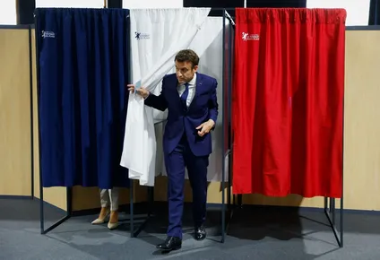 Macron sale de su casilla de votación en la segunda vuelta de las elecciones presidenciales francesas, en abril de 2022