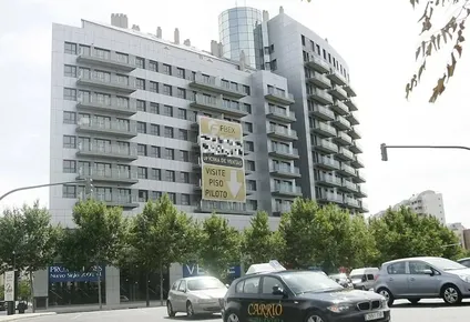 El edificio de Valencia se promocionaba con fachadas de innovador material de aluminio.