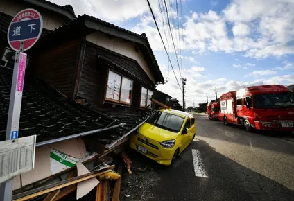 Una calma inusual reina en las calles de las ciudades, donde también se venmuchos vehículos atascados en grietas del asfalto.