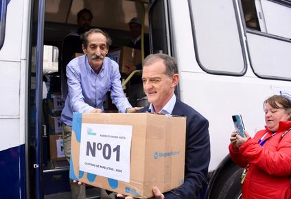 Guido Manini Ríos carga con una de las cajas con firmas para habilitar el plebiscito de deuda justa