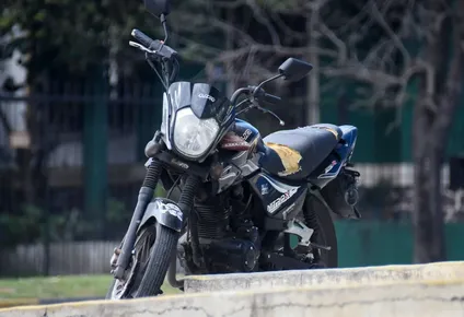 Cero kilómetro por ocho años: el reclamo por las patentes de motos en tres intendencias.