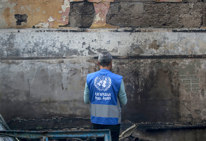 Empleado de la agencia para los refugiados palestinos (UNRWA) en una zona afectada por la guerra entre Israel y Hamás