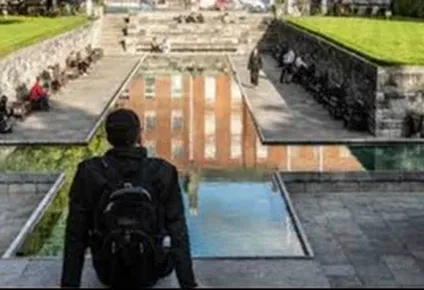 El tranquilo paisaje del Parnell Square, de Dublín, se vio alterado este jueves por el ataque de un hombre con arma blanca.