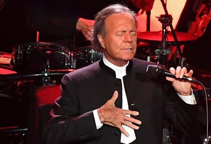 la justicia en espana investiga las denuncias de abuso sexual de dos mujeres contra el cantante julio iglesias