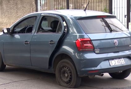 la confusion que llevo a un delincuente de villa espanola a disparar mas de 10 veces contra un auto de la policia