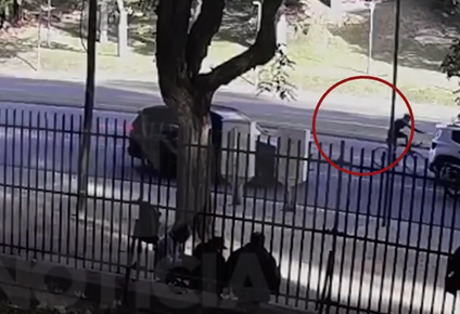 rosario: un ciclista murio al chocar contra un auto que estaba frenado y un canal de tv registro el momento exacto del accidente