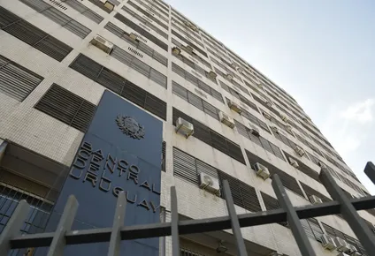 bcu define si baja la tasa de interes. ¿que dicen analistas y el mercado financiero?