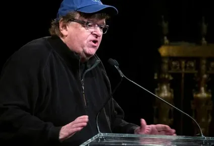 la advertencia de michael moore sobre el creciente apoyo a trump a falta de dos meses para las elecciones