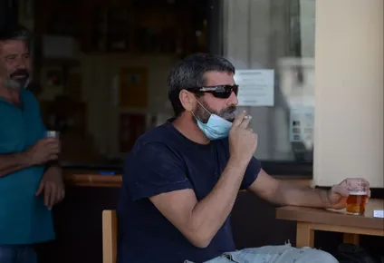 espana cierra discotecas y prohibe fumar en la calle sin la distancia requerida
