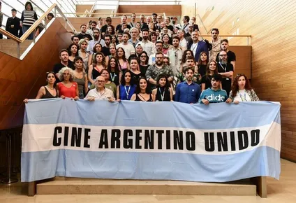Actores, actrices y cineastas protestan en San Sebastián por posible cierre del INCA