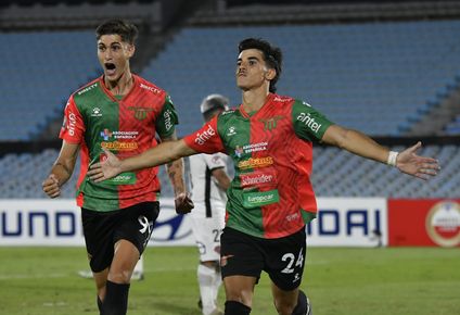 &nbsp;Juan Manuel Gutiérrez de Boston River, celebra su gol ante Ñublense junto a Valentín Adamo, por la Copa Libertadores