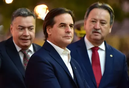 Lacalle Pou en la asunción de Santiago Peña