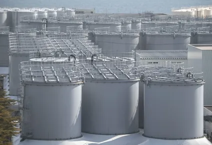 Tanques llenos de agua contaminada