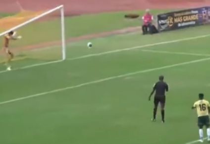 El accidente que sufrió un arquero en el fútbol colombiano al caerle en su cabeza el travesaño del arco