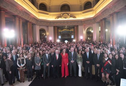 Antes de la discusión de la Ley Bases, la política se unió en una foto por la educación
