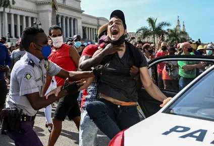 Detenido en las protestas que llevaban el lema abajo la dictadura