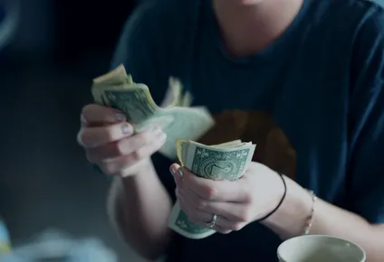 dolar vuelve a bajar y se vende a $ 33,35