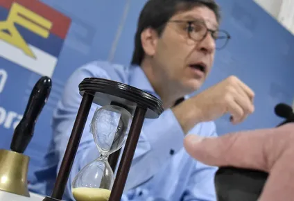 criterio para trueque de cargos hace que fa postergue acuerdo con lacalle pou