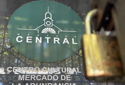 Una de las puertas del Mercado de la Abundancia; todavía se ve el nombre que tuvo el último emprendimiento en el edificio: Mercado Central