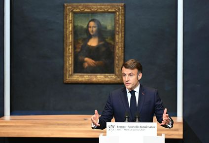 Emmanuele Macron con el cuadro de La Gioconda en el Museo Louvre. EFE