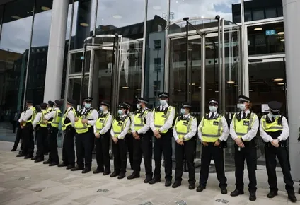 Policía escoltando la sede de ITN en el marco de las protestas de los antivacunas