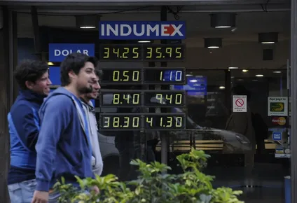 el dolar bajo y cerro por debajo de $ 35 tras casi tres meses