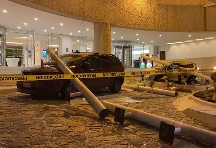 Vista de autos dañados afuera de un hotel luego del terremoto en Acapulco