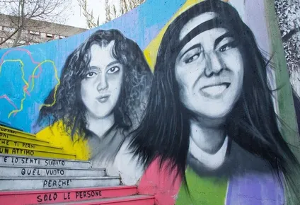 Emanuela Orlandi (derecha) desapareció 40 días después de que lo hiciera otra niña de 15 años, Mirella Gregori, en Roma. Ambas están retratadas en este mural