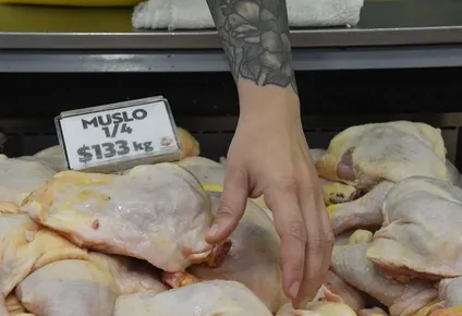 Venta de carne aviar en carnicerías de barrio.