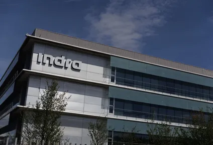 Indra es una empresa multinacional española que ofrece servicios de consultoría sobre transporte, defensa, energía, telecomunicaciones, servicios financieros, así como servicios al sector público. (ARCHIVO)