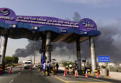Los restos de una interceptación aérea provocaron un incendio en un atracadero del puerto Jebel Ali de Dubái.