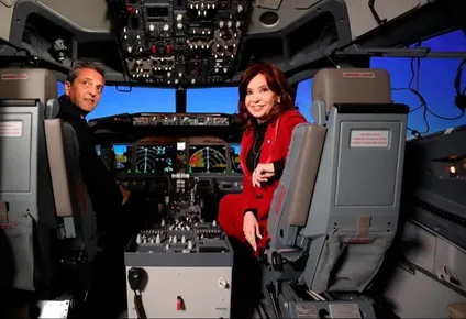 Sergio Massa y Cristina Kirchner, en un simulador de Aerolíneas Argentinas, su última aparición juntos.