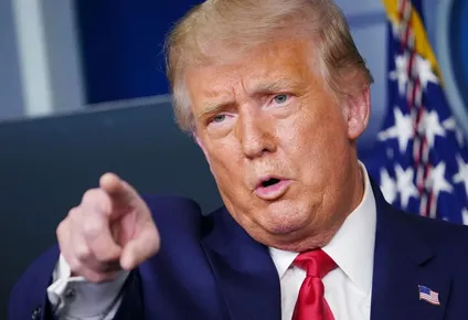 trump prohibira que estadounidenses inviertan en empresas que apoyen al ejercito chino