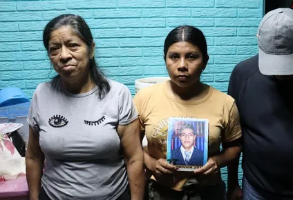 Fredy Orlando Guzmán (en la foto al centro) fue detenido sin causa alguna, según sus familiares.