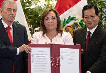 La presidenta Dina Boluarte firmó la amnistía en una ceremonia en el Palacio de Gobierno de Lima.