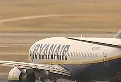 Un avión de Ryanair debió aterrizar de emergencia y causó heridas a nueve personas-