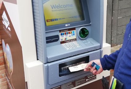 Sacar dinero en efectivo cambia desde este 28 de junio en España.&nbsp;