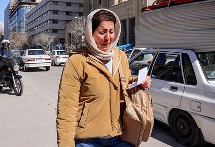 Una mujer llorando en las calles de Teherán este martes.