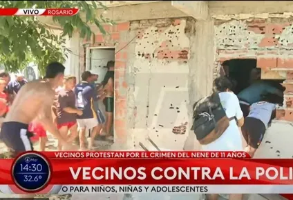 Así los vecinos destruían la casa del presunto asesino