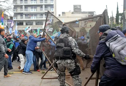 Reforma constitucional. Los manifestantes avanzaron contra la policia.
