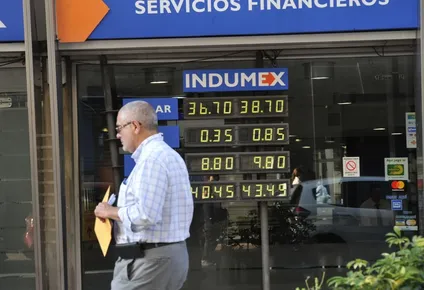 el dolar subio 0,5% en uruguay en el debut de fernandez como presidente argentino