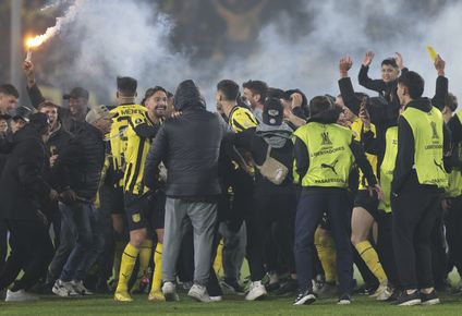 Babi levanta una bengala al final del partido
