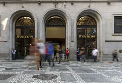 brasil: la bolsa cae 1,8% y el real coquetea con los 4,2 por dolar