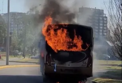 Imágenes del ómnibus de Micro Ltda. prendido fuego en medio de Maldonado