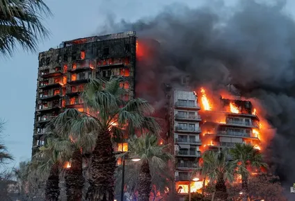 Los propietarios del edificio quemado en Valencia denuncian a sus constructores.