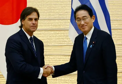 Luis Lacalle Pou y Fumio Kishida.