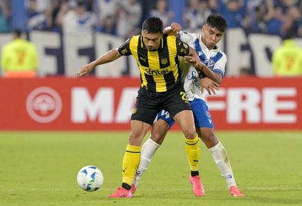 Jaime Báez de Peñarol ante Agustín Lagos de Vélez Sarsfield por Copa Libertadores