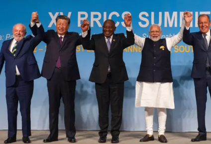 Los presidentes de Brasil, China, Sudáfrica, India y el ministro de Asuntos Exteriores ruso reunidos en Sudáfrica en 2023.