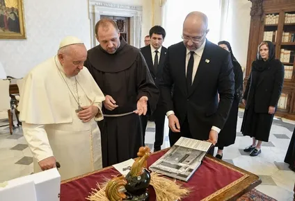 El Papa Francisco y el primer ministro ucraniano Denys Shmyhal en el Vaticano