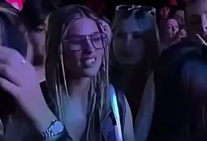 Julieta Poggio en el show de Emilia Mernes
